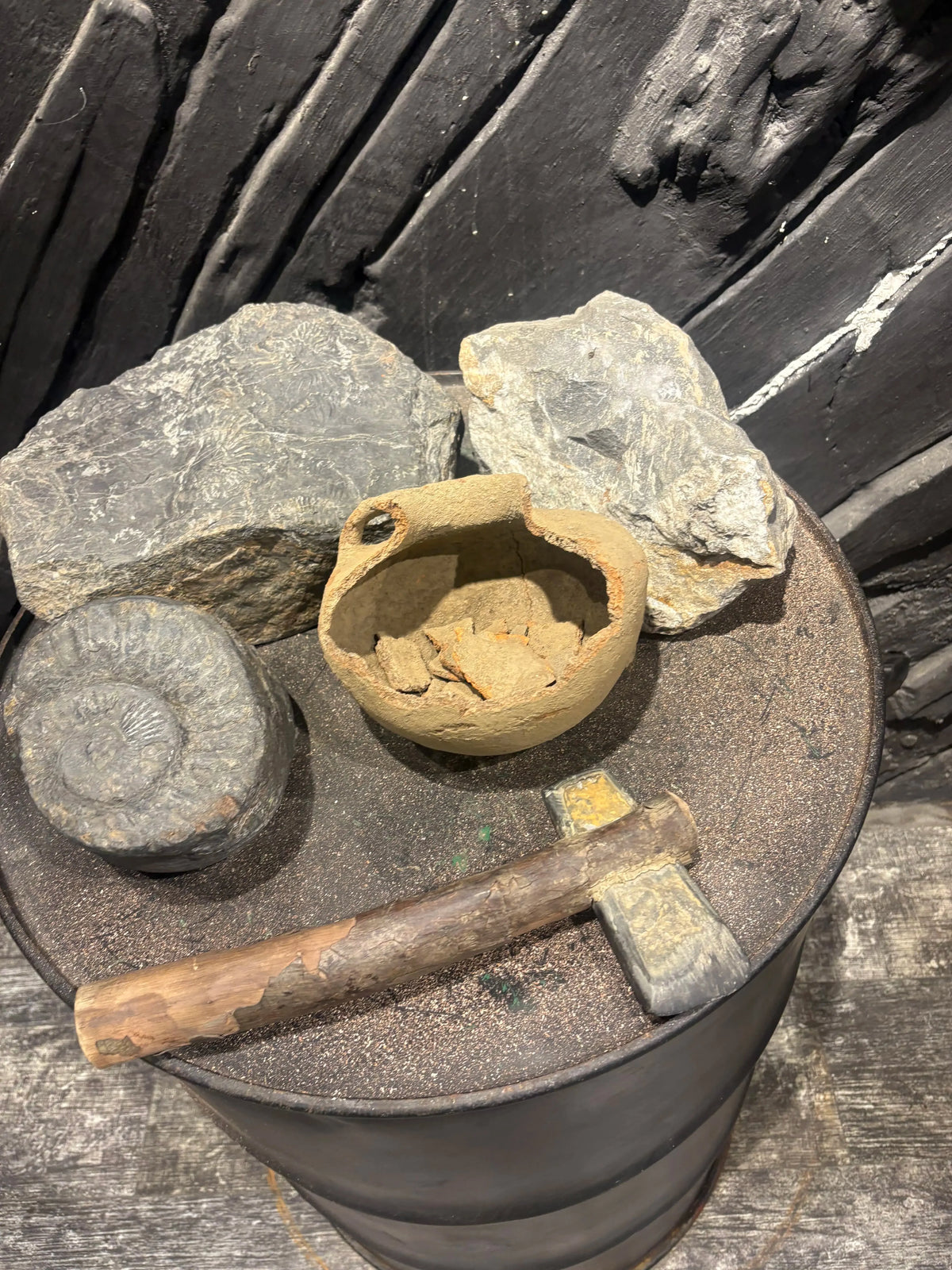 Pierres brutes, poterie et marteau exposés au musée de l'émeraude de Muzo