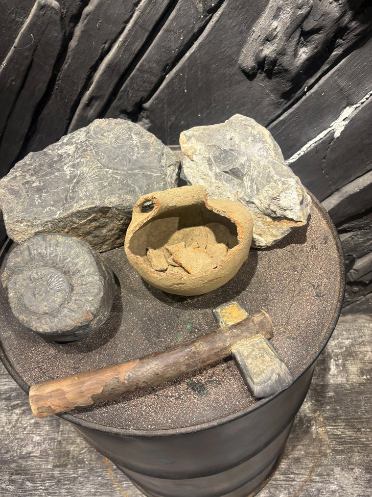 Pierres brutes, poterie et marteau exposés au musée de l'émeraude de Muzo