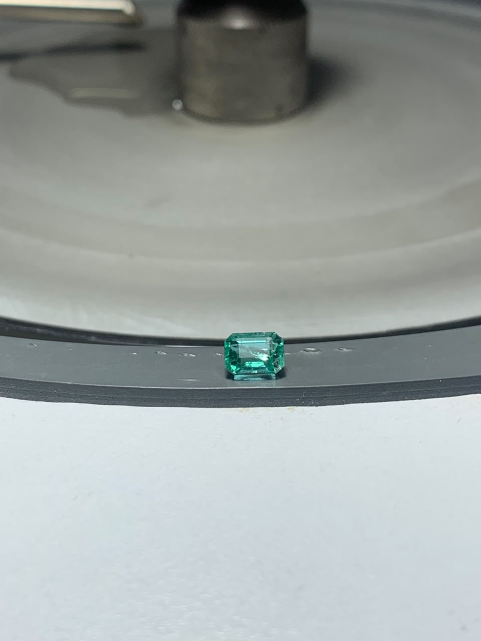 Pierre taillée · Émeraude Colombie - 0,95 ct