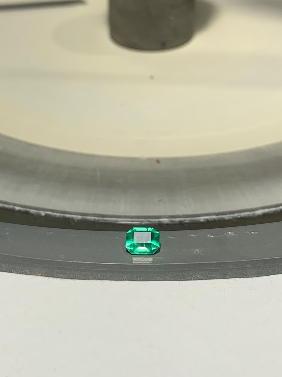 Pierre taillée · Émeraude Colombie - 0,66 ct