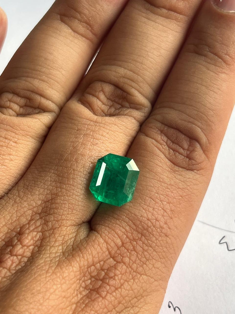 Émeraude de Colombie de 7,22 ct, taille émeraude, posée sur les doigts